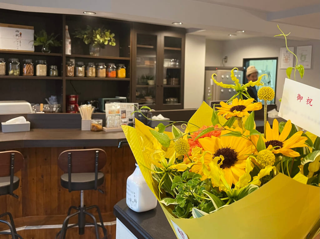 2024年5月15日開店のカレーと唐揚げの店Stoveの入口